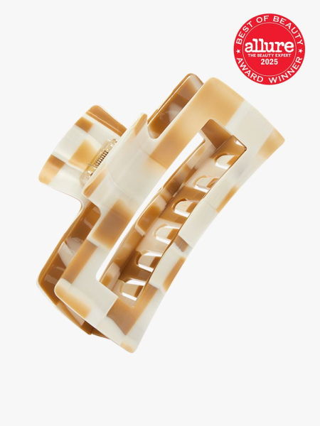 Minimalista Grand Clip in beige and white color way on light gray background with red Allure Best of Beauty seal in the top right corner